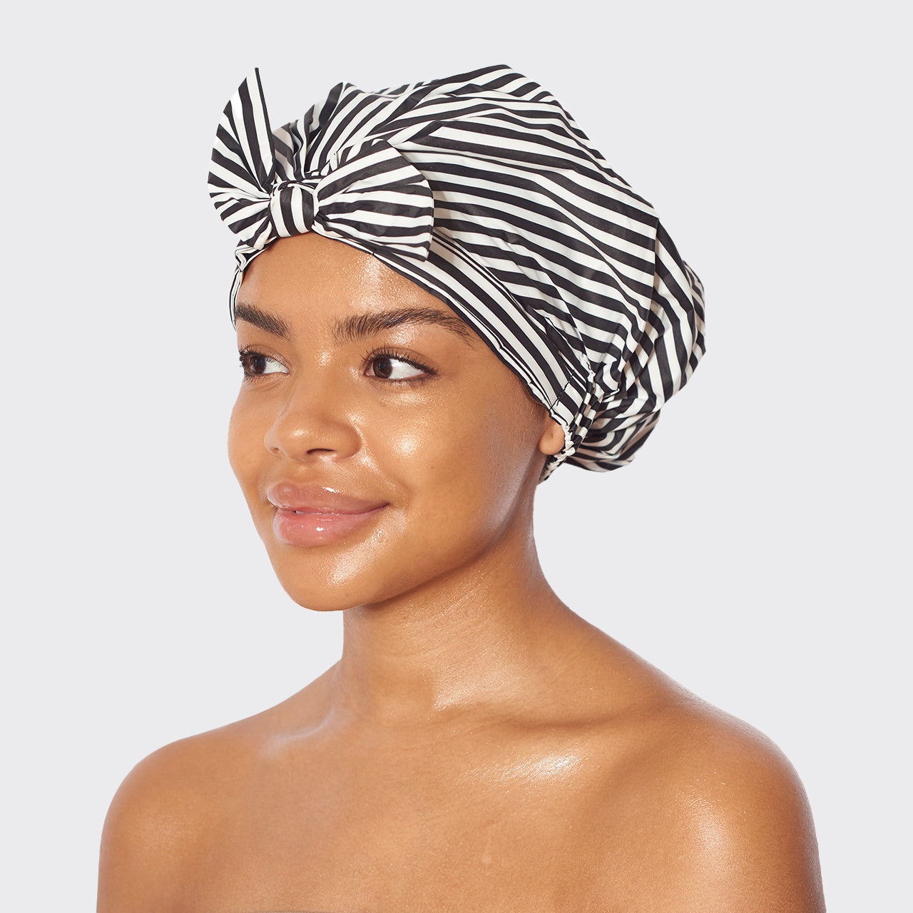 0835-Luxe-ShowerCap-Model-Cleanse-Stripe-2-1280x1280px-1.jpg