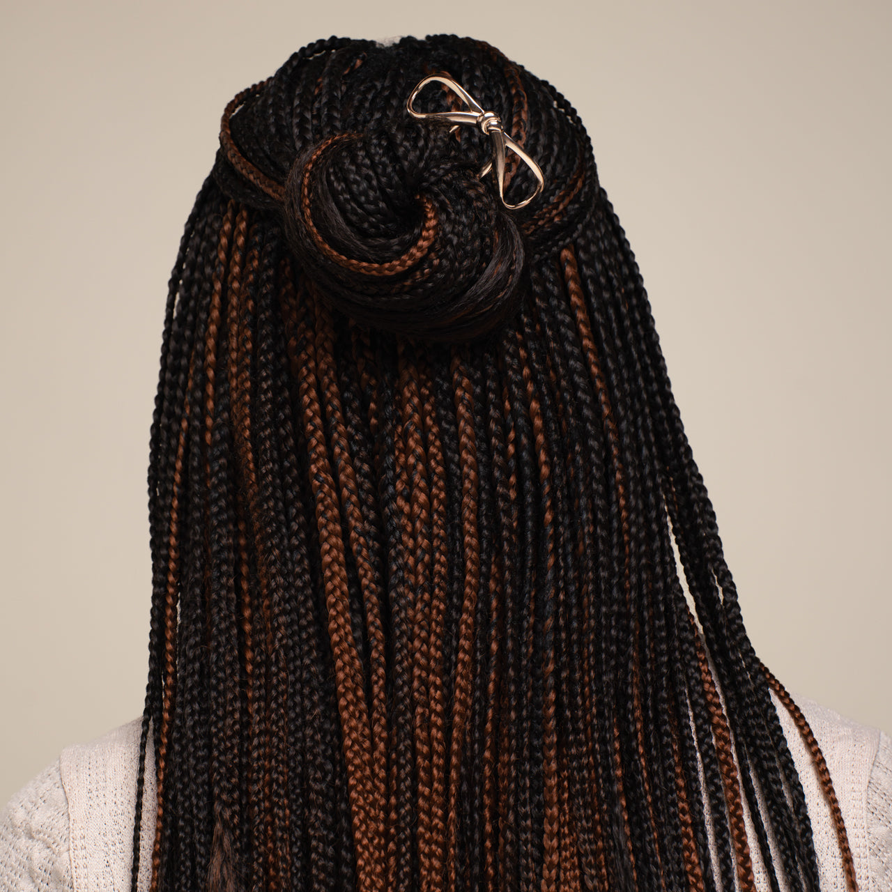 507545-MiniMetalBowFrenchHairPin-Trend-Gold-Model-3-1280x1280px.jpg