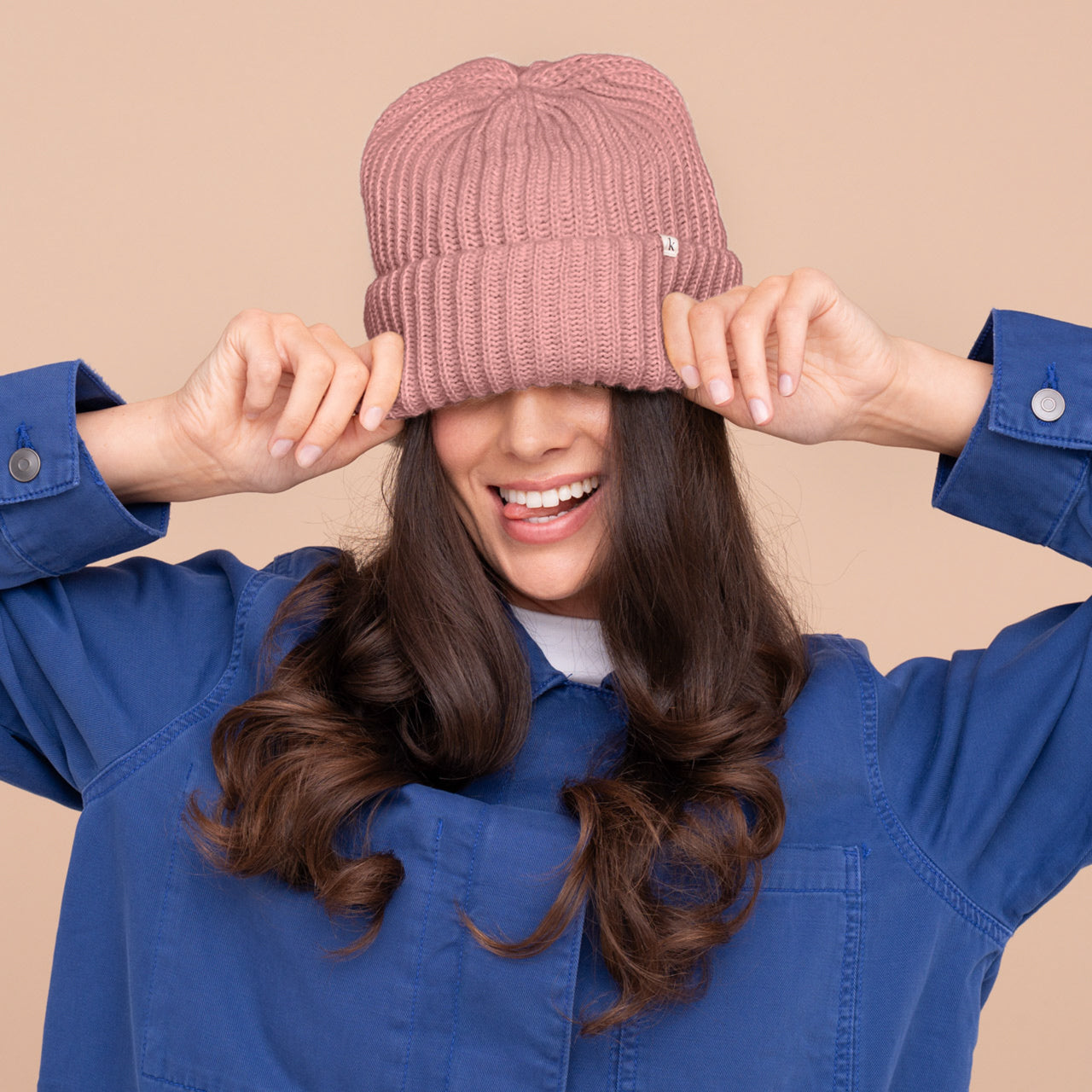507644-GlazeySatinLinedBeanie-Blush-Hair-Model-6-1280x1280px-1.jpg